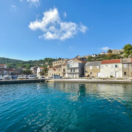 Holiday Luka Mali Iž