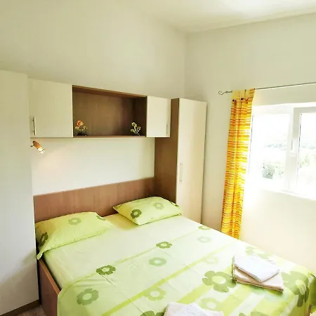 Holiday Luka Mali Iž